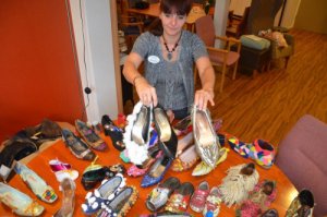 Activiteitenbegeleidster Annelieke Levels laat een paar gepimpte schoenen zien.(Foto: Paul Spapens)