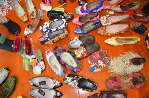 Dit is slechts een deel van de tientallen gepimpte schoenen. Ze worden tijdens WieKentKunst tentoongesteld.(Foto: Paul Spapens)