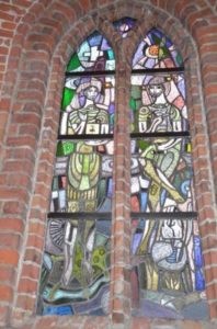 In de kerk van Moergestel bevinden zich twee gebrandschilderde ramen. Ze stellen Crispinus en Crispinianus voor. Zij zijn de patroonheiligen van schoenmakers, leerlooiers en orthopedisten. Daarom zijn de ramen voor Moergestel zeer toepasselijke kunstwerken.(Foto: Paul Spapens)