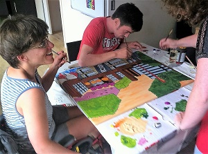 Bewoners van Olivier werken onder leiding van Carla Tacken aan de schilderijen.(Foto: Tom Tacken)