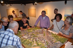 Veel belangstelling voor de door Ed Hurkmans (links op de foto) gemaakte maquette van Moergestel.(Foto: Paul Spapens)
